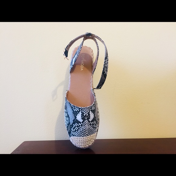 Women’s Top Moda Snakeskin Print Platform Sandal - Picture 3 of 5